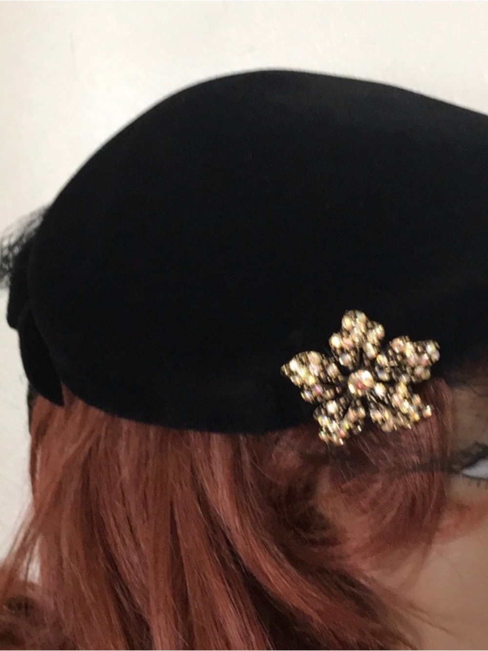 1950s Black Velvet Beret with Gold Crystal Floral Brooch - Picture 5 of 8